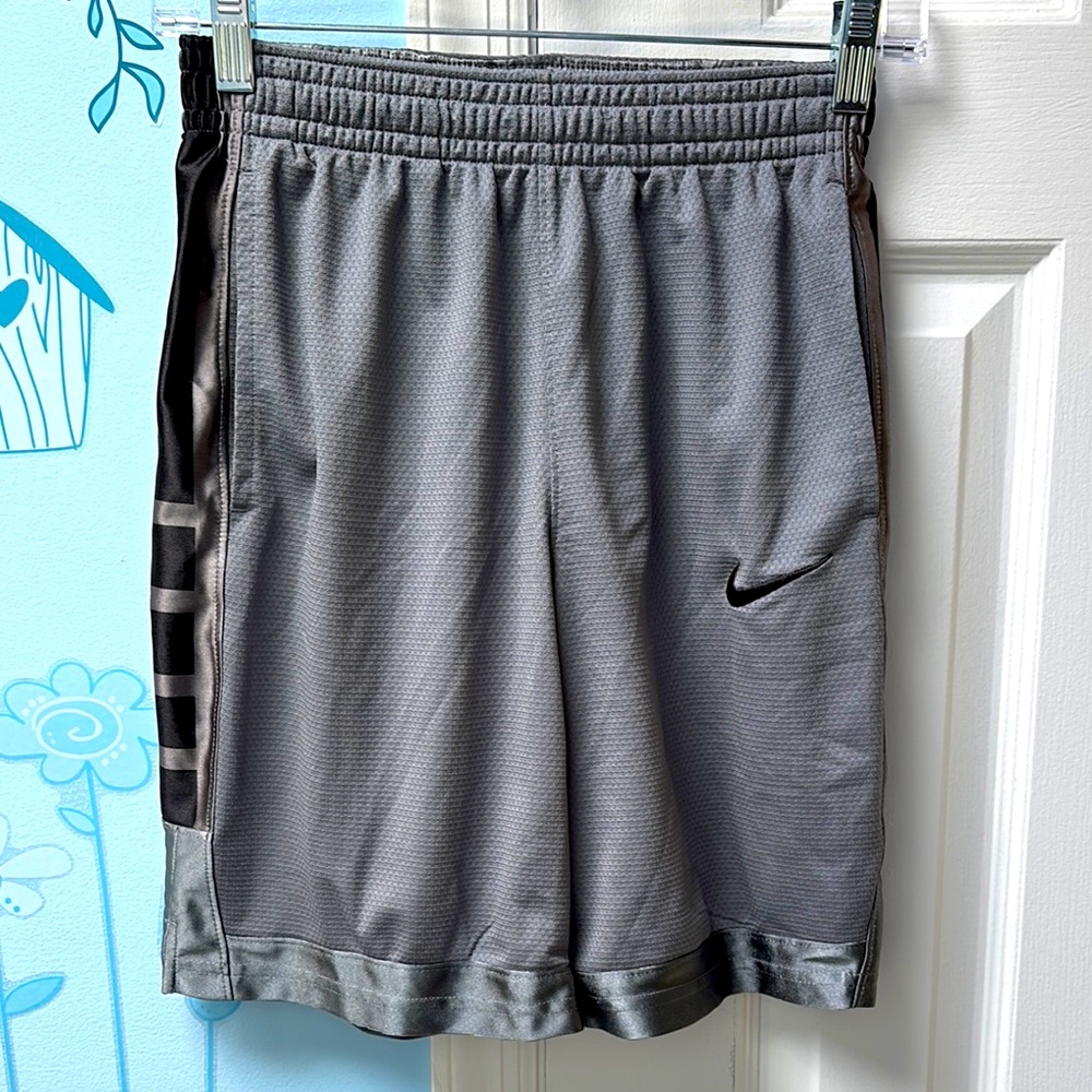 New Nike Gray Athletic Performance Elastic Waist Drawstrings Boy Shorts Size L !